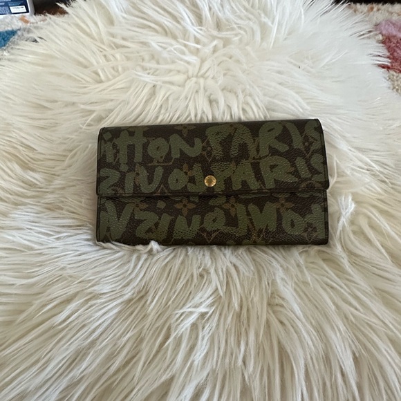 EUC COA Louis Vuitton graffiti wallet - Picture 4 of 10